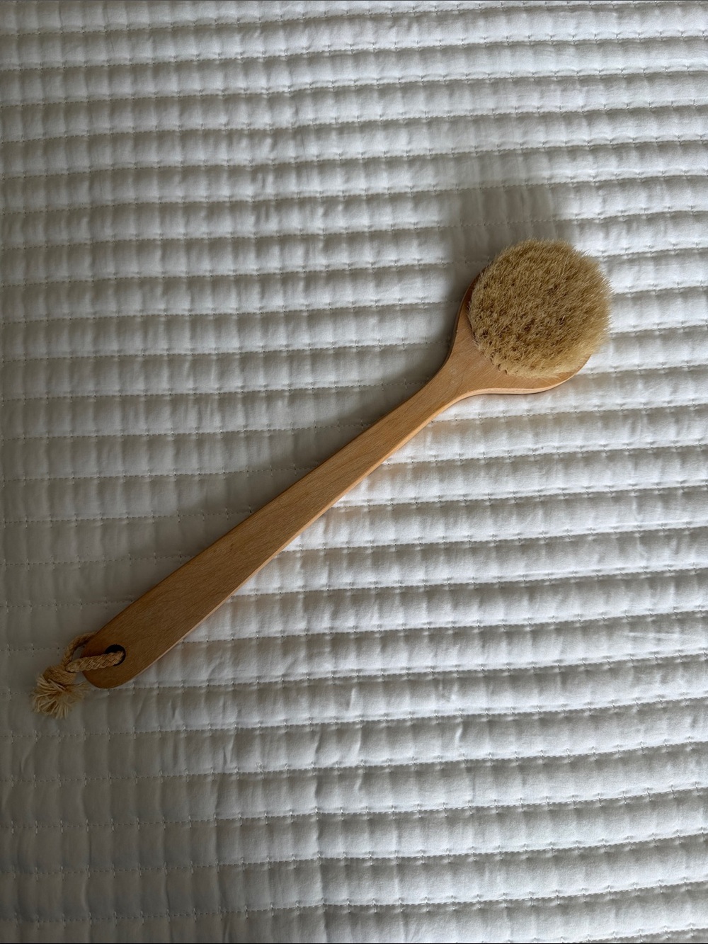 Natural Wooden Long-Handle Bath Brush - Cream Bristles